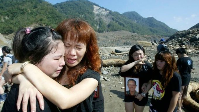 Jejich blízcí se nacházejí někdy pod nimi. Příbuzní obětí pláčou v zavalené vesnici Šao Lin.