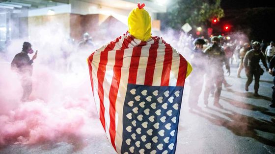 Protesty, dým a soudní stopka: Amerika se hádá o Trumpův zásah v Portlandu