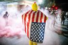 Protesty, dým a soudní stopka: Amerika se hádá o Trumpův zásah v Portlandu