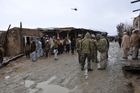 Čeští speciálové ve společné patrole s Afghánci.