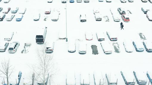 Zasněžené parkoviště na pražském Opatově