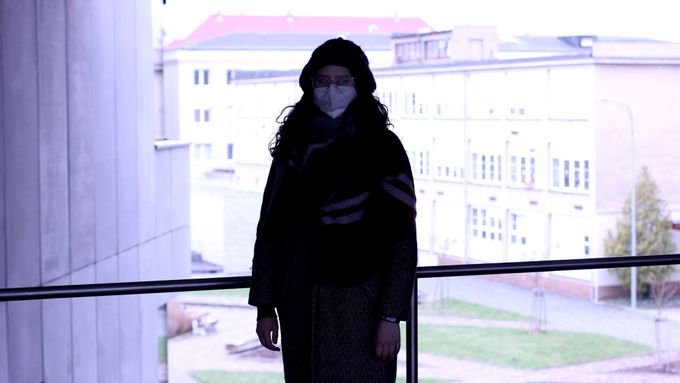 Anastasyia již v bezpečí na půdě Technické univerzity v Liberci. Přesto je kvůli ochraně identity vyfotografována se zatmavenou tváří.