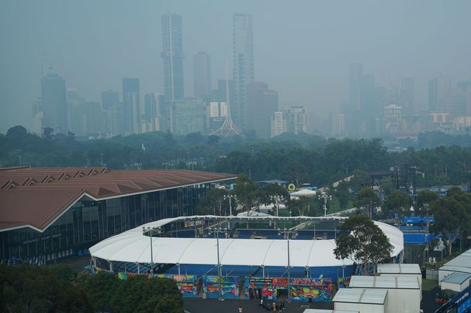 Tenisový areál v Melbourne zahalený v dýmu.