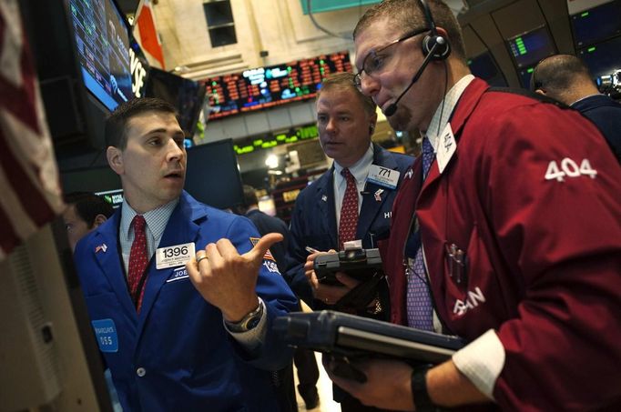 Traders work on the floor of the New York Stock Exchange in New York, June 7, 2012. U.S. stocks jumped at the open on Thursday after China's central bank cut bank lending and deposit rates, fueling hopes of simultaneous action to aid a flagging global economy. REUTERS/Keith Bedford (UNITED STATES - Tags: BUSINESS) Published: Čer. 7, 2012, 2:36 odp.