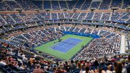 Fanoušci tenisu se dočkali. US Open začalo pořádně zostra, titánskou bitvou někdejší superstar s jedním z nejlepších tenistů současnosti. Nejprve se ale podívejme, jak si vedly Češky.