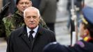 28. října. Prezident Václav Klaus prochází okolo nastoupené vojenské jednotky na Evropské třídě v Praze během vojenské přehlídky.