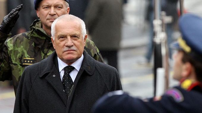 28. října. Prezident Václav Klaus prochází okolo nastoupené vojenské jednotky na Evropské třídě v Praze během vojenské přehlídky.