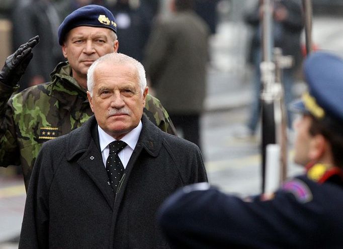 28. října. Prezident Václav Klaus prochází okolo nastoupené vojenské jednotky na Evropské třídě v Praze během vojenské přehlídky.