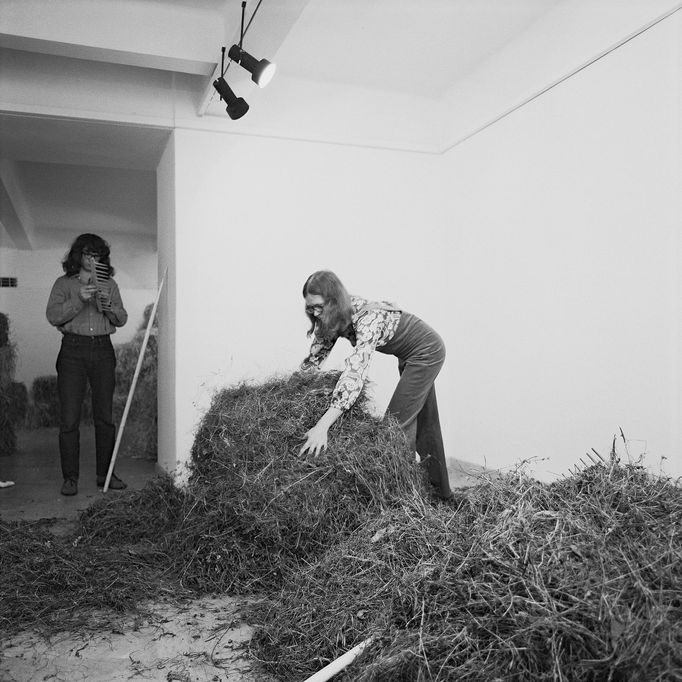 Fotografie z původní výstavy Seno-sláma v Galerii Václava Špály roku 1969.