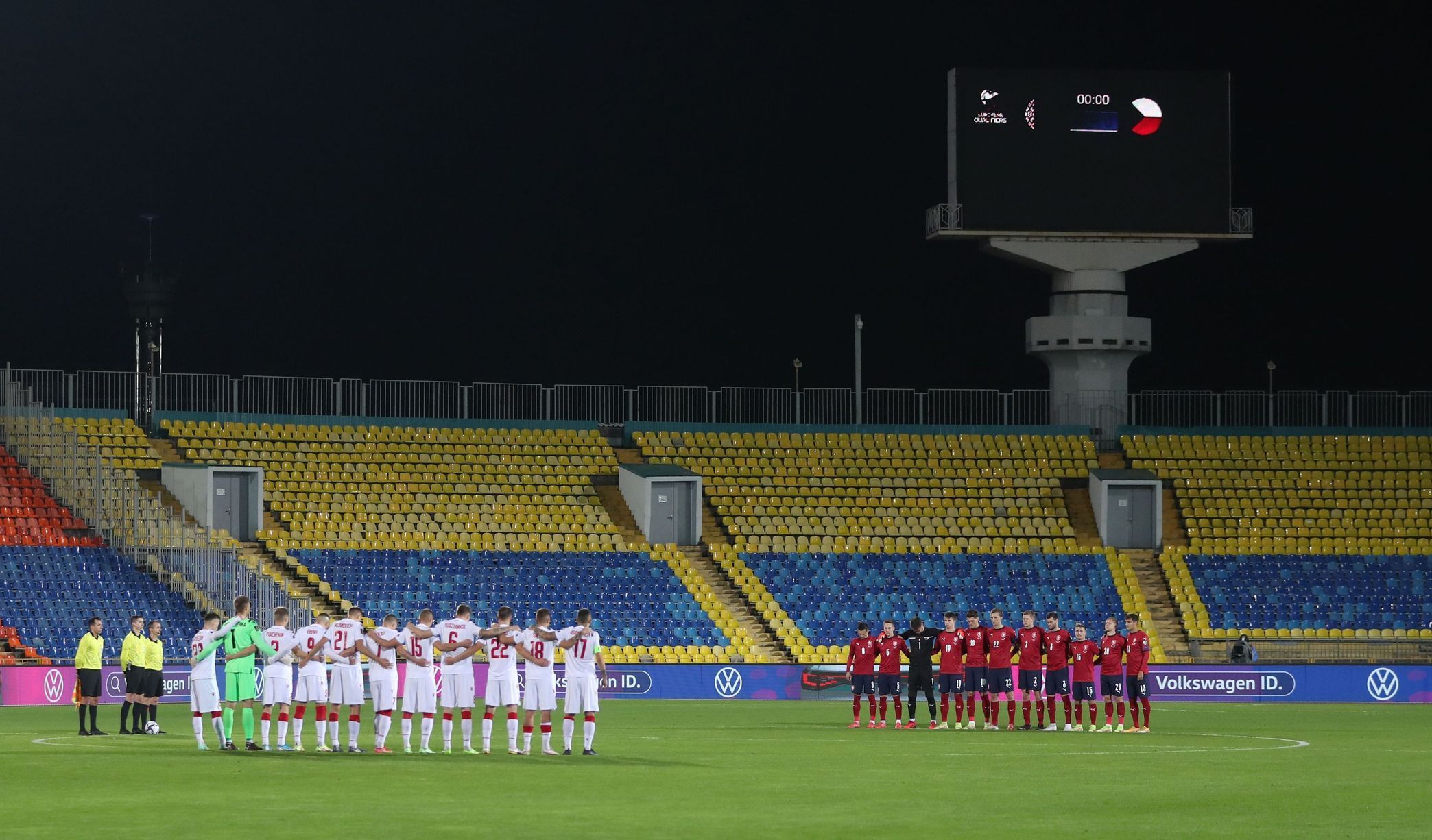 Běloruský a český tým nastoupené před zápasem skupiny E kvalifikace MS Bělorusko - Česko