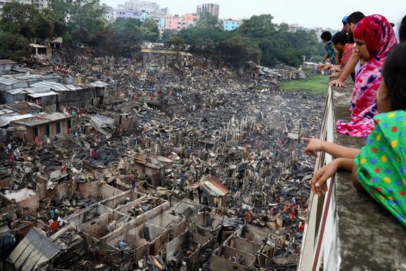 Požár ve slumu v Dháce.
