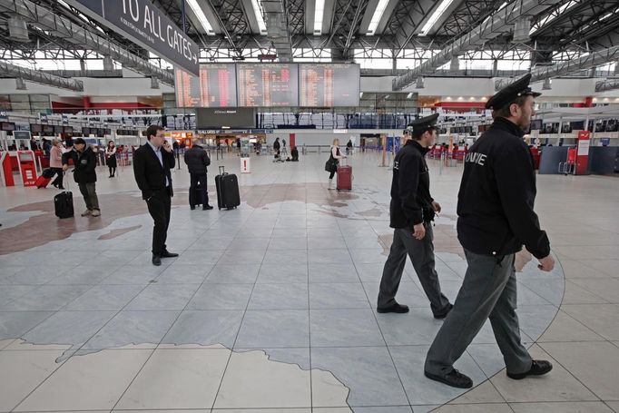 Mimořádná bezpečnostní opatření na pražském letišti po teroristických útocích v Bruselu.