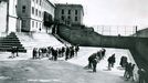 Trestanci na vězeňském dvoře v Alcatrazu. Foto z roku cca 1940