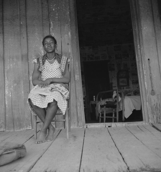 Manželka řidiče traktoru na plantáži v Mississippi, 1937.