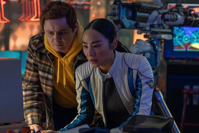 Greta Leeová a Arturo Castro ve filmu Tron: Ares (2025).