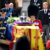 královna alžběta II fronta rakev pohřeb westminister hall