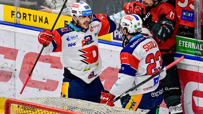Jakub Lauko z Pardubic (vlevo) se raduje  se spoluhráčem Lukášem Sedlákem z gólu v zápase na ledě Sparty Praha.