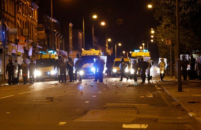 Policisté vytvořili zátaras, aby v Liverpoolu znemožnili výtržníkům dostat se hlouběji do města.