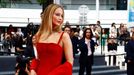Herečka Jennifer Lawrence na červeném koberci.