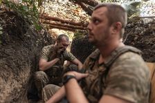 "Prásk, a jsou mrtví." Hrůzná skutečnost války na Ukrajině láme i nejsilnější chlapy