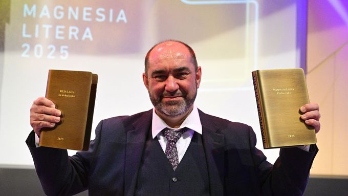 Vyhlášení vítězů cen Magnesia Litera, 24. dubna 2025, Praha. Cenu Magnesia Litera za Knihu roku a cenu DILIA Litera za debut roku získal Miroslav Hlaučo za knihu Letnice.