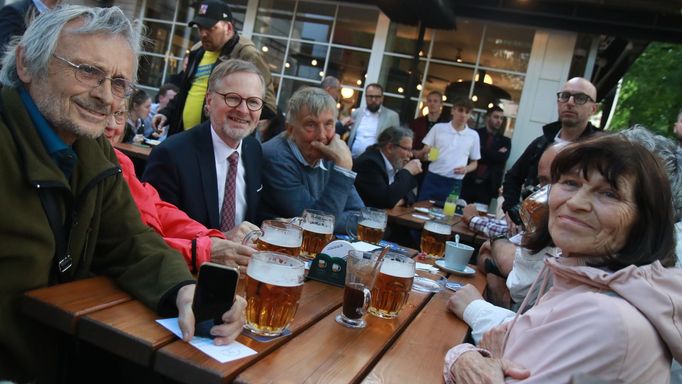 Premiér Petr Fiala debatuje s lidmi na zahájení výjezdních tour do kampaně pro volby do Evropského parlamentu v Poděbradech