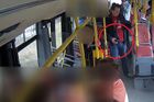 Video: Střelba a napadení v autobuse na pražském Smíchově. Policie dvojici útočníků dopadla