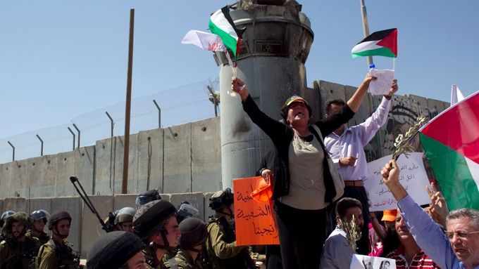 Demonstrující Palestinci (Ilustrační foto).