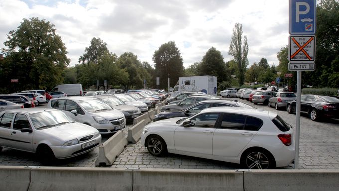 V českých ulicích a garážích je dvakrát více aut než začátkem roku 1993. I kvůli tomu musely být zavedeny parkovací zóny.