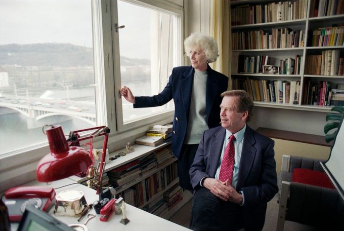 Olga Havlová, předsedkyně Výboru dobré vůle, s manželem prezidentem Václavem Havlem v jejich bytě na Rašínově nábřeží v Praze, 22. ledna 1993.