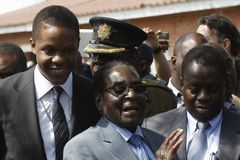 Výsledky nejsou, Mugabeho blízcí přesto hlásí vítězství