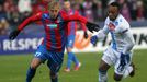 Fotbal, Evropská liga, Plzeň - Neapol: František Rajtoral - Juan Zúňiga (vlevo)