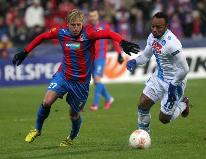 Fotbal, Evropská liga, Plzeň - Neapol: František Rajtoral - Juan Zúňiga (vlevo)