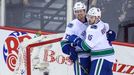 NHL, Calgary - Vancouver: Henrik Sedin (33) a Brad Richardson (15)  slaví gól