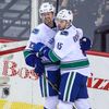 NHL, Calgary - Vancouver: Henrik Sedin (33) a Brad Richardson (15)  slaví gól