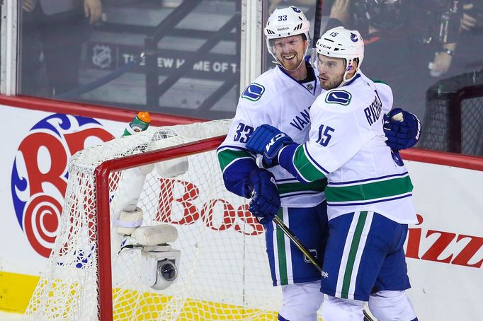 NHL, Calgary - Vancouver: Henrik Sedin (33) a Brad Richardson (15)  slaví gól