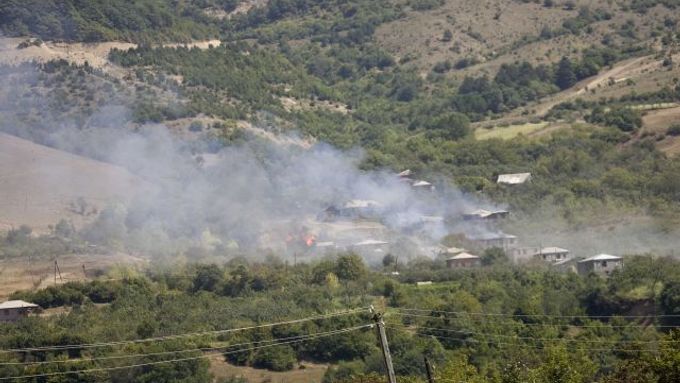 Hořící vesnice v jižní Osetii