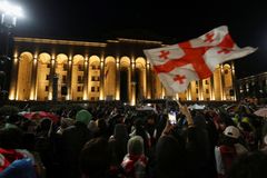 Protesty nezabraly. Šéf gruzínského parlamentu podepsal zákon o zahraničním vlivu