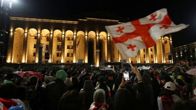Gruzínci v Tbilisi protestují proti spornému návrhu zákona o zahraničním vlivu, snímek z 13. května 2024.