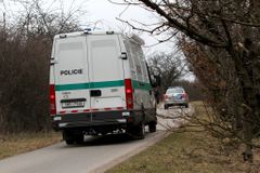 Na Břeclavsku našli mrtvého muže, zabil se pádem z kola