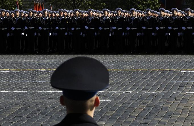 Russian soldiers stand to attention during the general rehearsal for the forthcoming Victory parade on Moscow's Red Square May 6, 2012. Russia celebrates its 67th anniversary of victory over Nazi Germany on May 9. REUTERS/Denis Sinyakov (RUSSIA - Tags: ANNIVERSARY POLITICS SOCIETY MILITARY) Published: Kvě. 6, 2012, 8:34 dop.