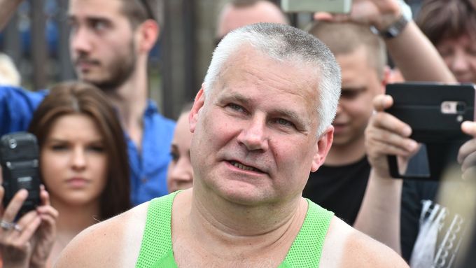 Když Jiří Kajínek v květnu 2017 po 23 letech opouštěl věznici, čekal na něj dav fanoušků. Z jeho zeleného tílka se následně stal ikonický módní kousek.