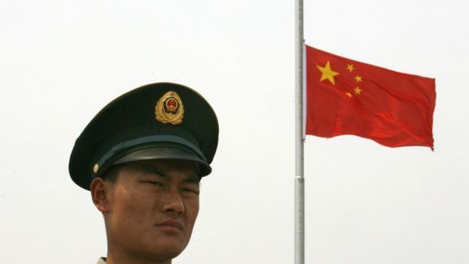 Čínská vlajka na pekingském náměstí Tchien an-men byla v pondělí na znamení smutku stažena na půl žerdi.