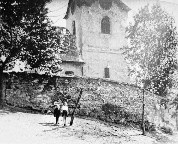 Řevnice, 6. května 1945. Příjezd kolony nákladních automobilů s příslušníky 1. pěšího pluku ROA na náměstí Victoria (dnes Krále Jiřího z Poděbrad).