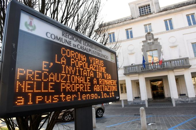 Nápis varující občany města Casalpusterlengo aby neopuštěli své domovy.