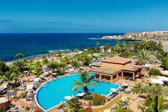 Hotel Costa Adeje Palace na Tenerife, ve kterém uvázla asi tisícovka turistů kvůli potvrzenému případu koronaviru.