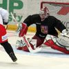 Tomáš Plekanec a Jakub Kovář na tréninku před odletem reprezentace na MS ve Švédsku a Finsku