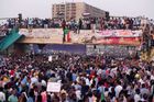 Zásah proti demonstraci v Chartúmu si vyžádal sto obětí, stávky budou pokračovat