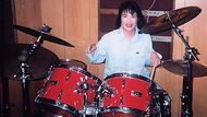 Ovšem na rozdíl od většiny metalistů, kteří s věkem "změknou", je nově zvolená japonská premiérka stále nadšenkyní. Má doma elektrické bicí a pouští si písničky, kdykoli je ve stresu, obvykle prý kvůli svému manželovi. „Hraju si až poté, co jde spát,“ zažertovala během nedávného rozhovoru s japonským youtuberem.