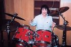 Ovšem na rozdíl od většiny metalistů, kteří s věkem "změknou", je nově zvolená japonská premiérka stále nadšenkyní. Má doma elektrické bicí a pouští si písničky, kdykoli je ve stresu, obvykle prý kvůli svému manželovi. „Hraju si až poté, co jde spát,“ zažertovala během nedávného rozhovoru s japonským youtuberem.
